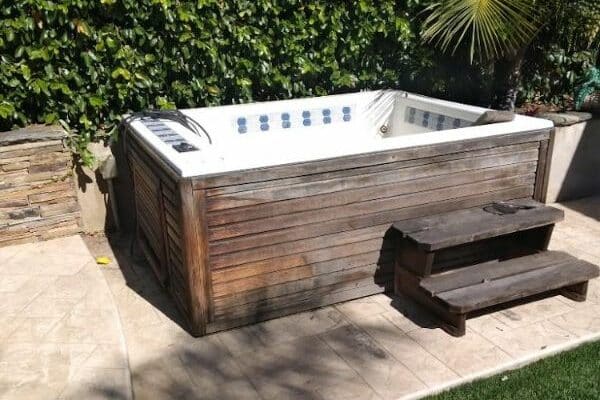 a hot tub in a backyard